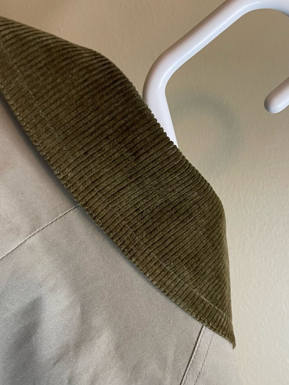 Classic Beige Trench Coat with Contrast Collar - Picture 8 of 11